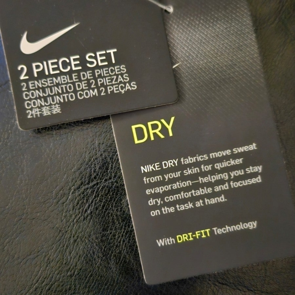 Nike Infant Girl’s Dri-Fit T-Shirt & Shorts Set (2-pieces) 18m nwt, pink - Picture 3 of 7